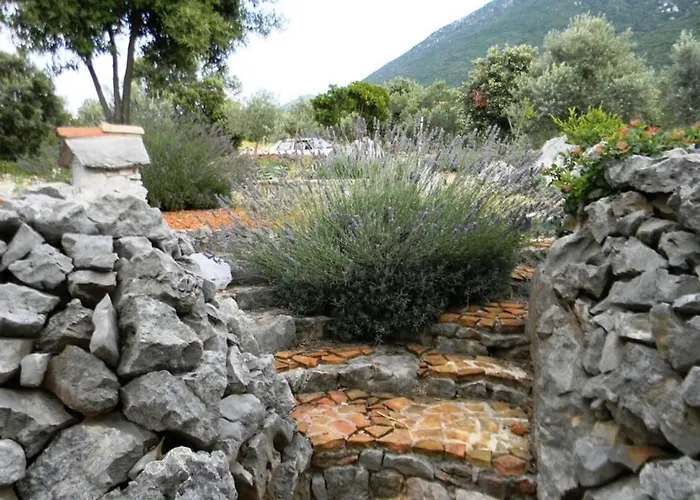 House Kadulja بيت للعطل تربانج