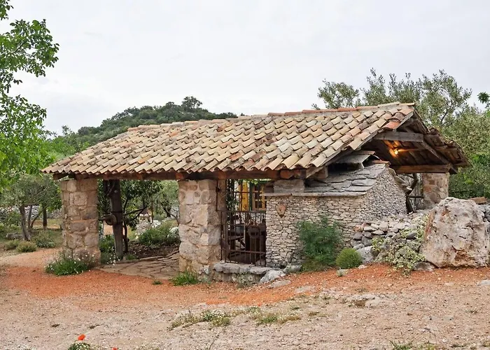 House Kadulja بيت للعطل *